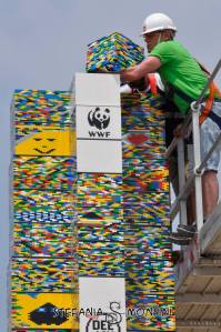 LEGO torre in costruzione con logo WWF